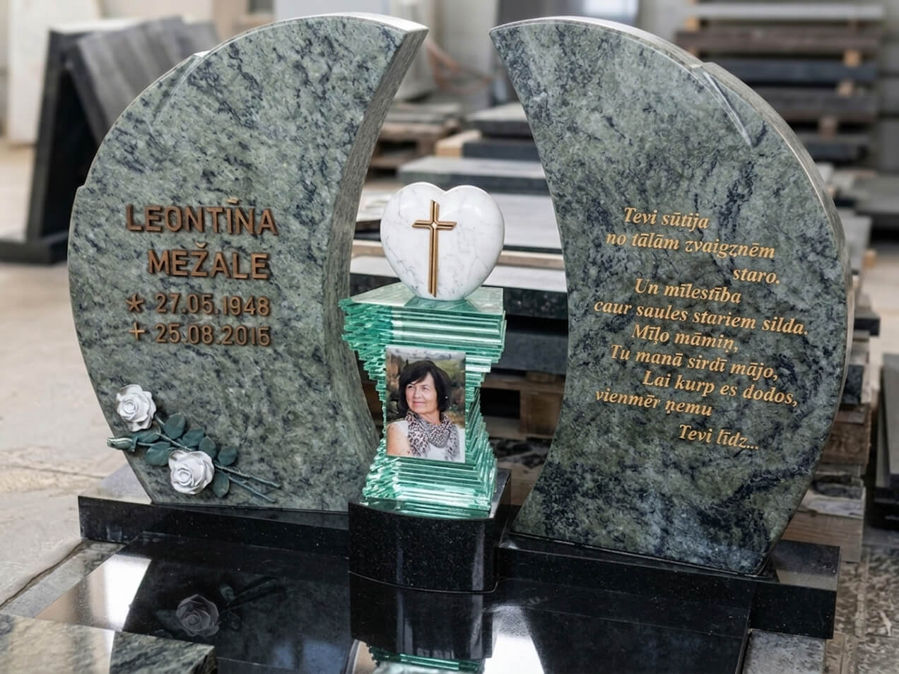 Различные варианты комбинации гранита и стекла делают каждый надгробный памятник уникальным