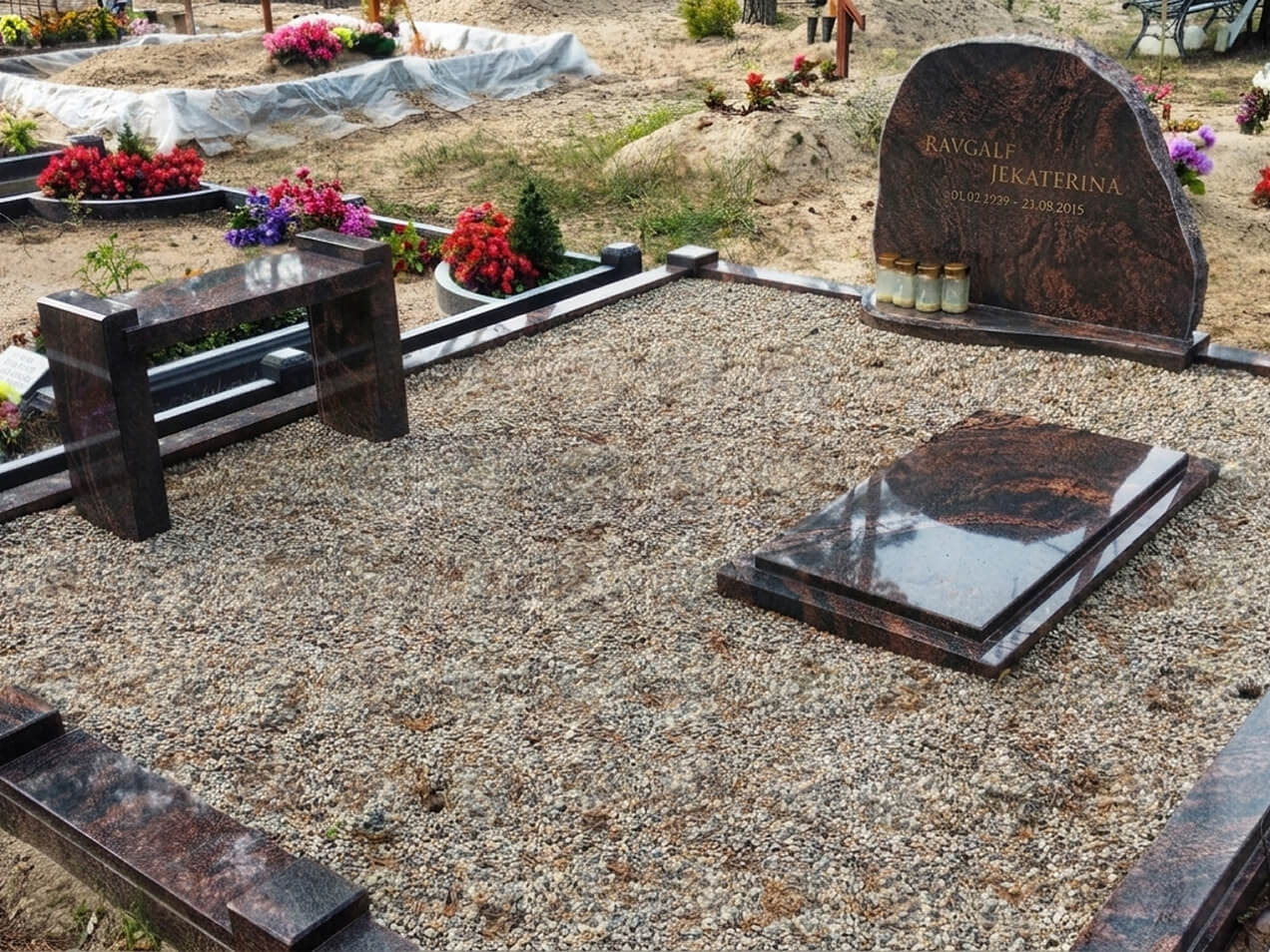 Установка памятника также возможна в первый год