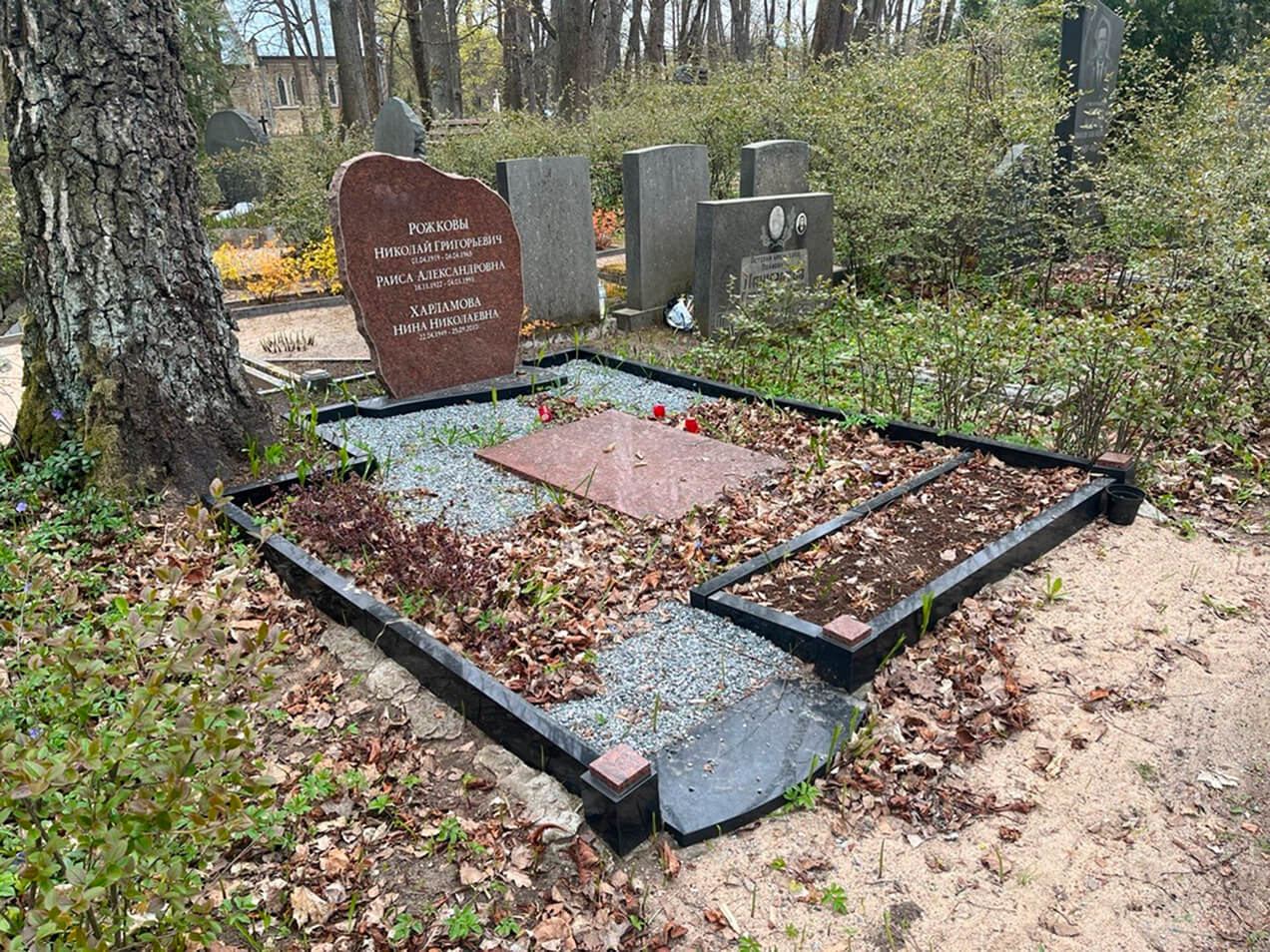 Vienreizēja rudens kapavietas sakopšana - foto pirms