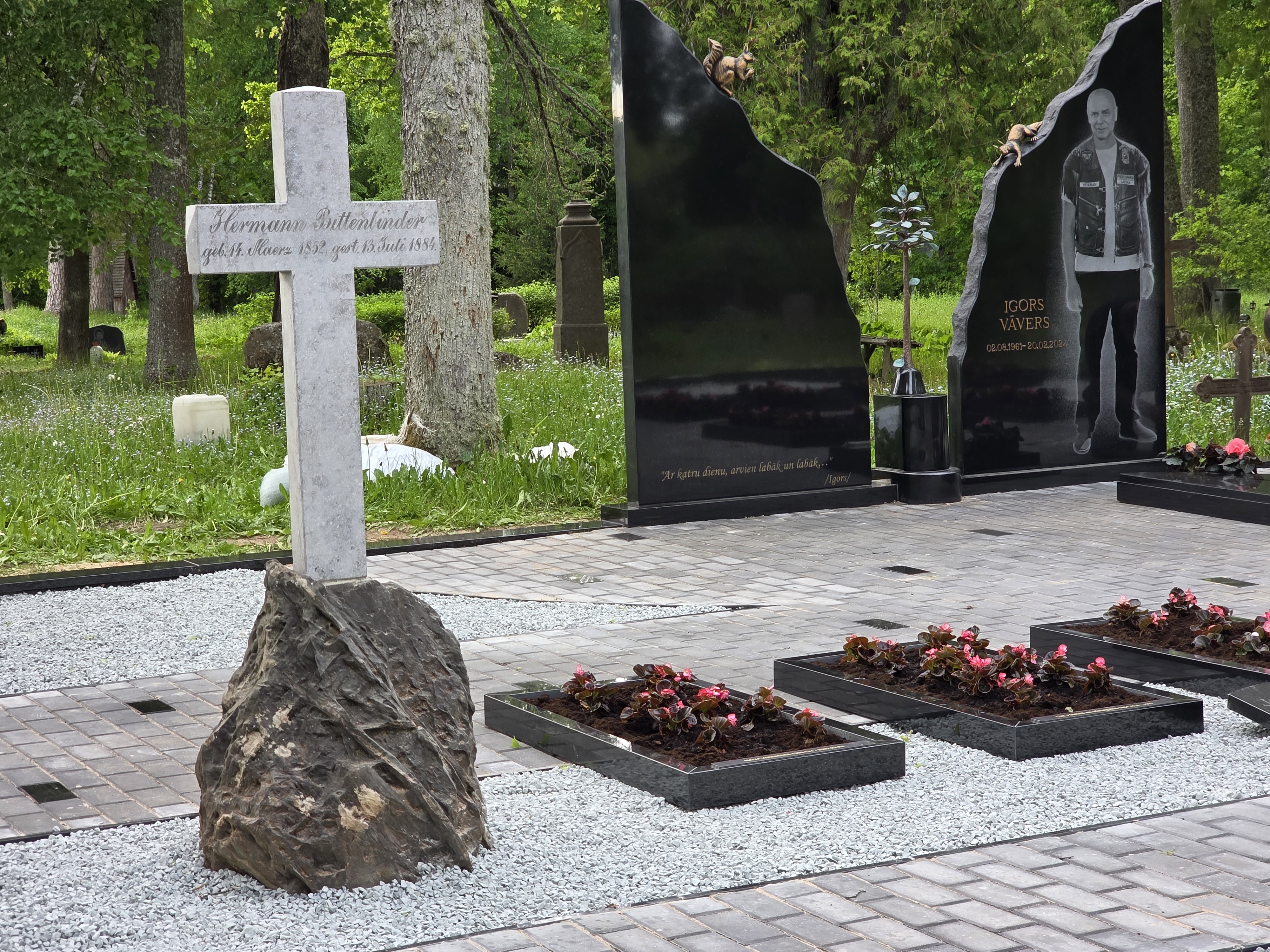 Senas kapavietas rekonstrukcija Madonas novadā ar jaunu pieminekļu un kapa apmaļu izvietošanu