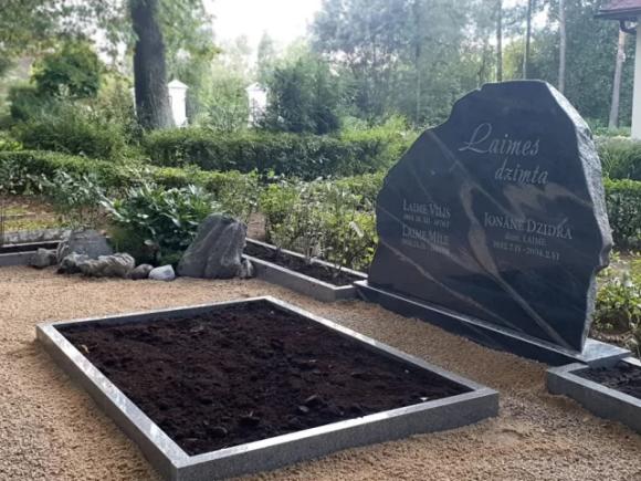 Kapu piemineklis no laukakmens ar mūžības noskaņu