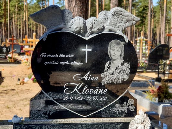 Piemineklis sirds formā ar eņģeļiem