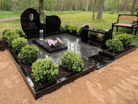 Kapu pieminekļa ansamblis “Tēva mantojums” – Pļavnieku kapi, Rīga