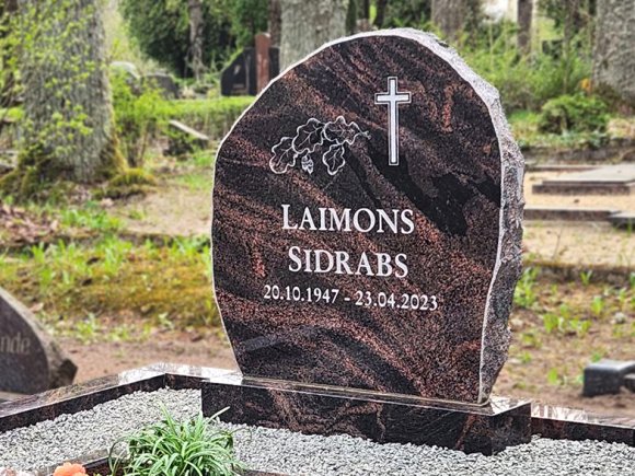 Vienkāršas formas piemineklis no sarkanā granīta