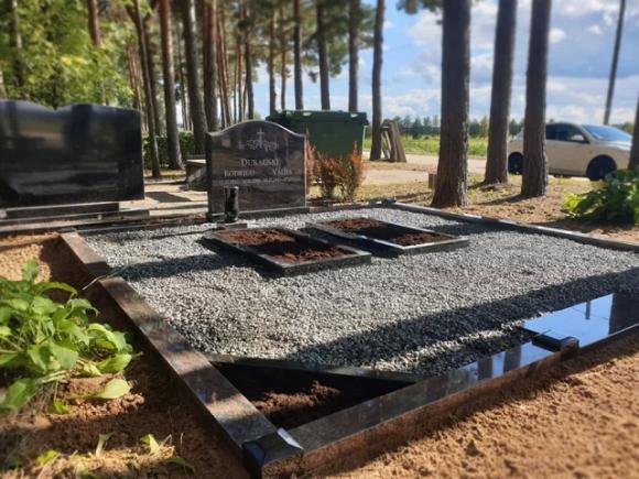 Классические формы памятников и традиционное оформление места захоронения