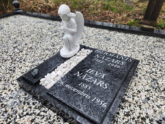 Kapakmens no melnā granīta ar eņģeli