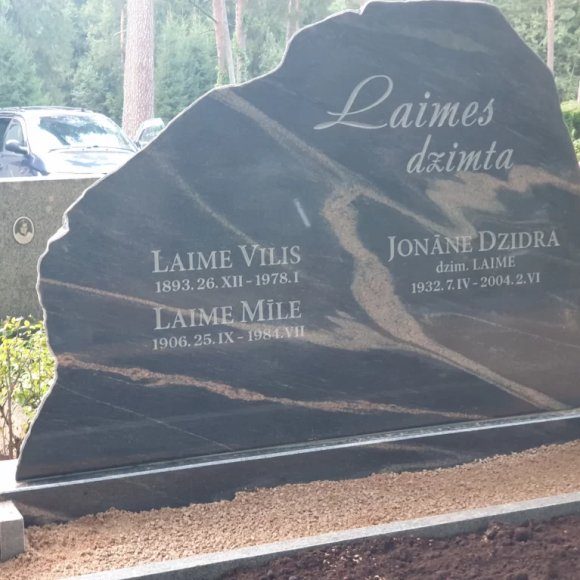 Памятник из полевого камня на кладбище Балдоне