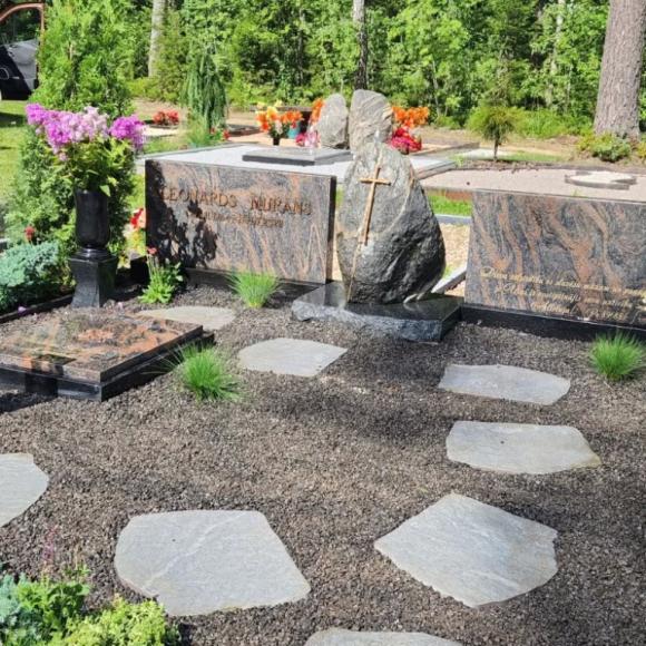 Kapu pieminekļu kompozīcija ar laukakmeni un bronzas aksesuāriem.