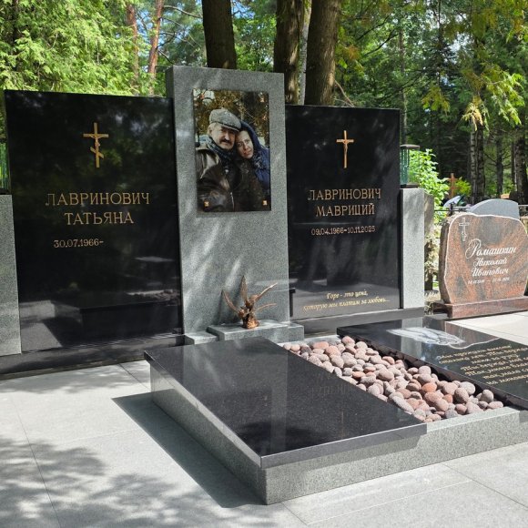 Kapu pieminekļu ansamblis “Apskāviens”