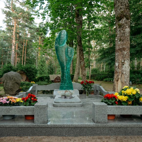 Kapu piemineklis - memoriāls “Mīlestības gaisma” ar stikla skulptūru mātei Jūrmalā, Lielupes kapsētā