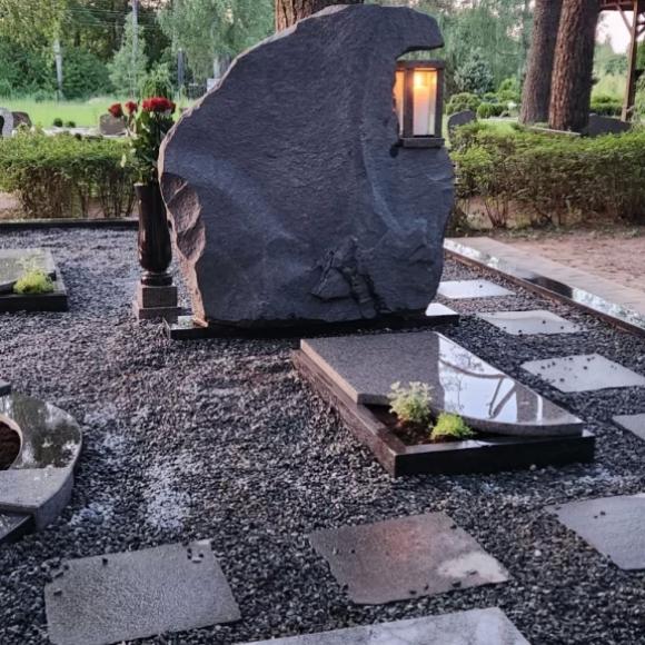 Kalts granīta piemineklis ar svečturi