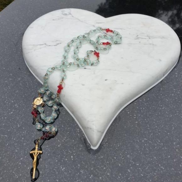 Kapakmens ar krustu un asinslāsi Aglonā