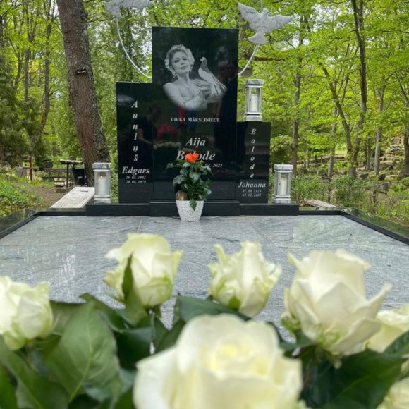 Memoriāls cirka māksliniecei Aijai Balodei