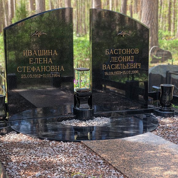 Kapu pieminekļu ansamblis - memoriālais komplekss ar divdaļīgu kapu pieminekli