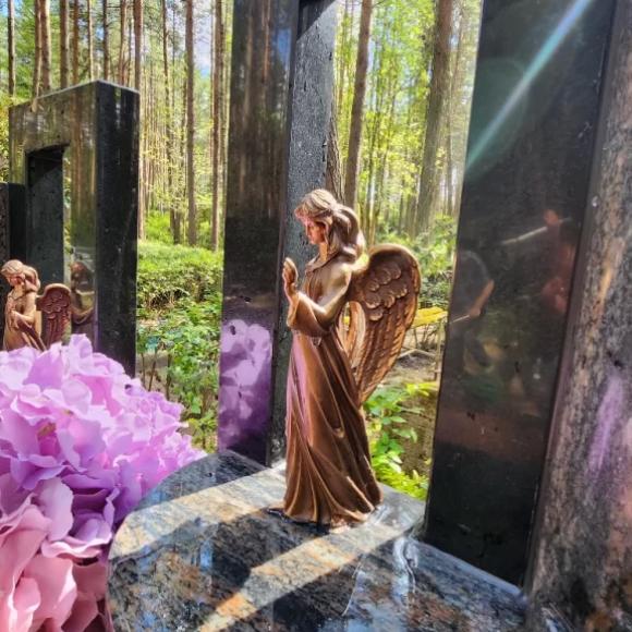 Ekskluzīvs kapu pieminekļu ansamblis "Kāpnes uz debesīm"