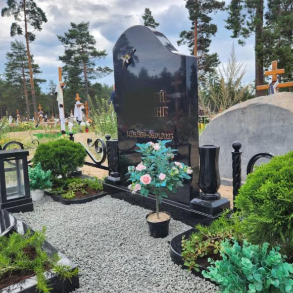 Klasisks pieminekļu ansamblis ar metāla sētiņu Bolderājas kapos