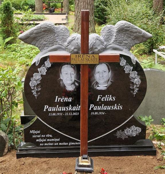 Personalizēts koka krusts un piemineklis sirds formā
