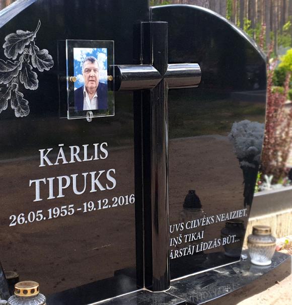 Granīta piemineklis ar krustu un fotogrāfiju