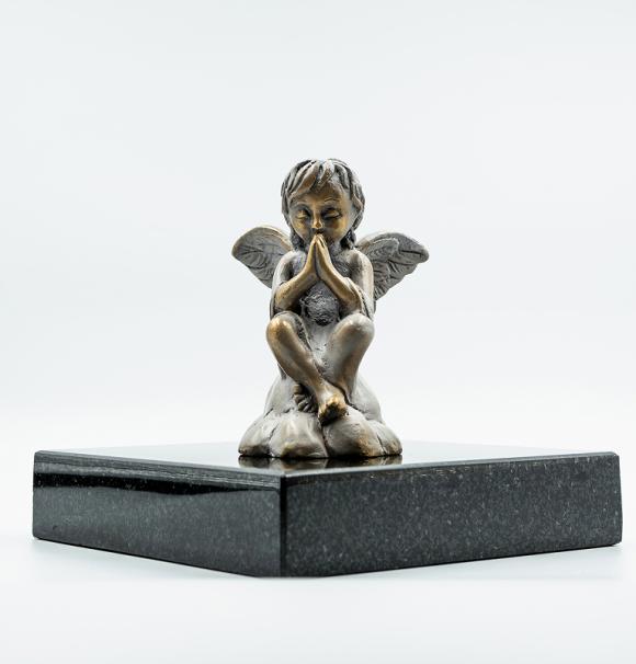 Plašs statuešu klāsts
