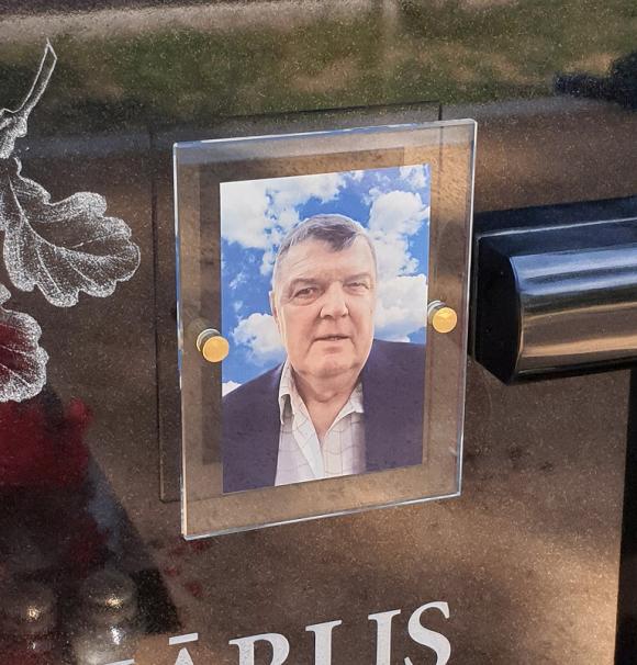 Portrets uz stikla