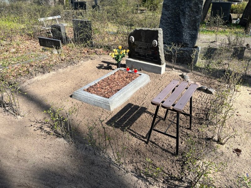 Фото места захоронения после базовой уборки подсыпка свежего песка и плодородного грунта; очистка памятников, ограждений и скамеек.