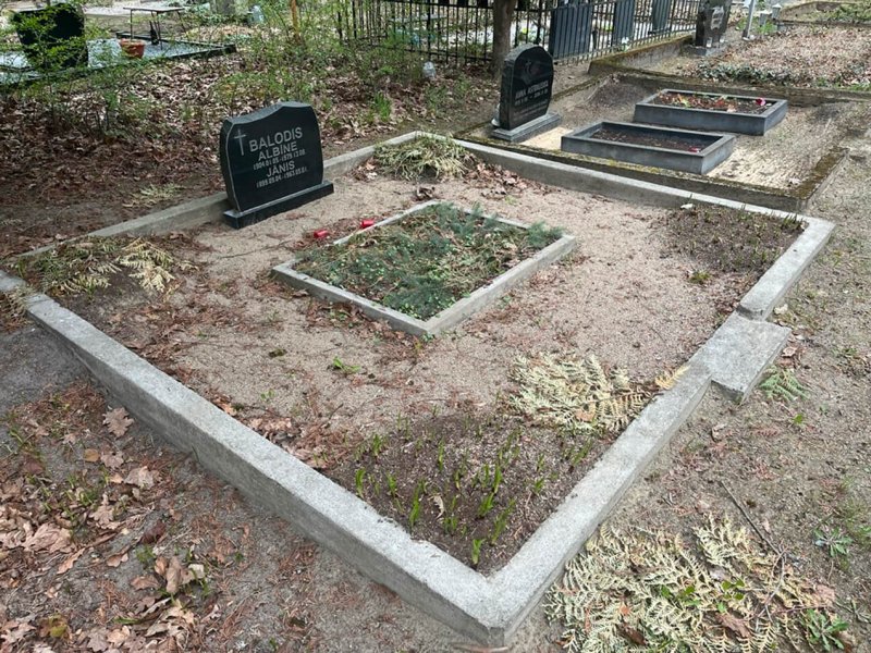 Место захоронения без уборки