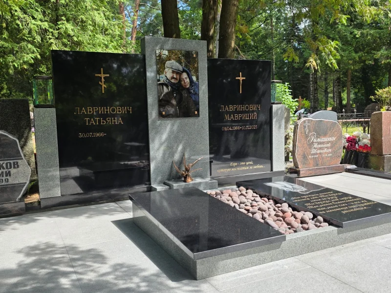 Kapu pieminekļu ansamblis ar stikla portretu, bronzas burtiem un stikla svecturiem rekonstruētā ģimenes kapavietā Daugavpilī.