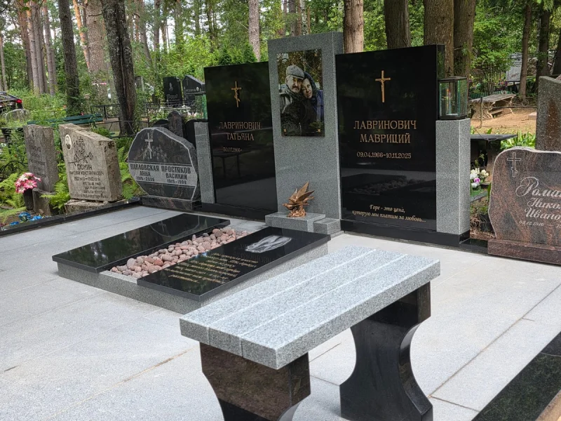 Kapu pieminekļu ansamblis ar stikla portretu, bronzas burtiem un stikla svecturiem rekonstruētā ģimenes kapavietā Daugavpilī.
