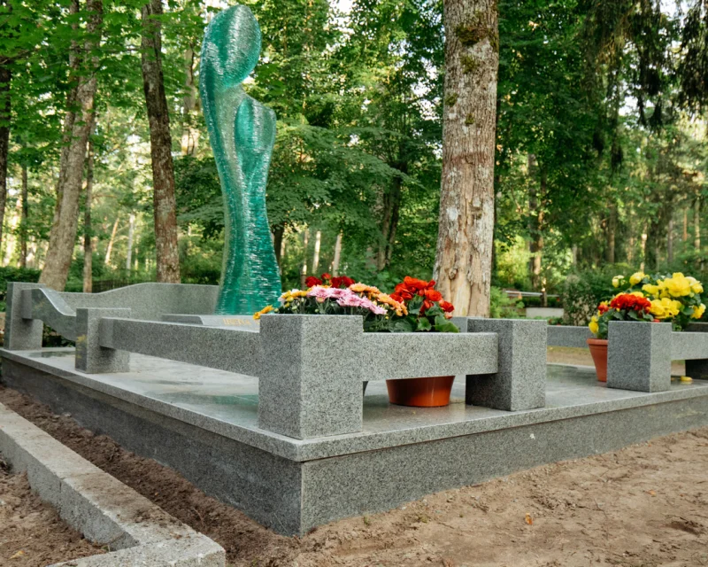 Individuāli izstrādāts dizaina projekts kapavietas labiekārtošanai ar stikla skulptūru.