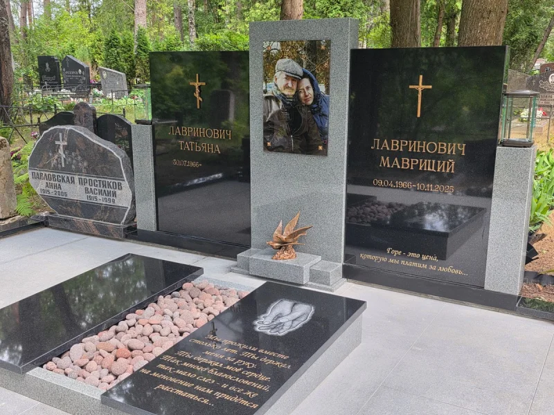 Kompozīcija no kvalitatīva skandināvijas granīta ar stikla portretu, slēgtu kapu plāksni un slāgtu laukuma segumu ģimenes kapavietai.