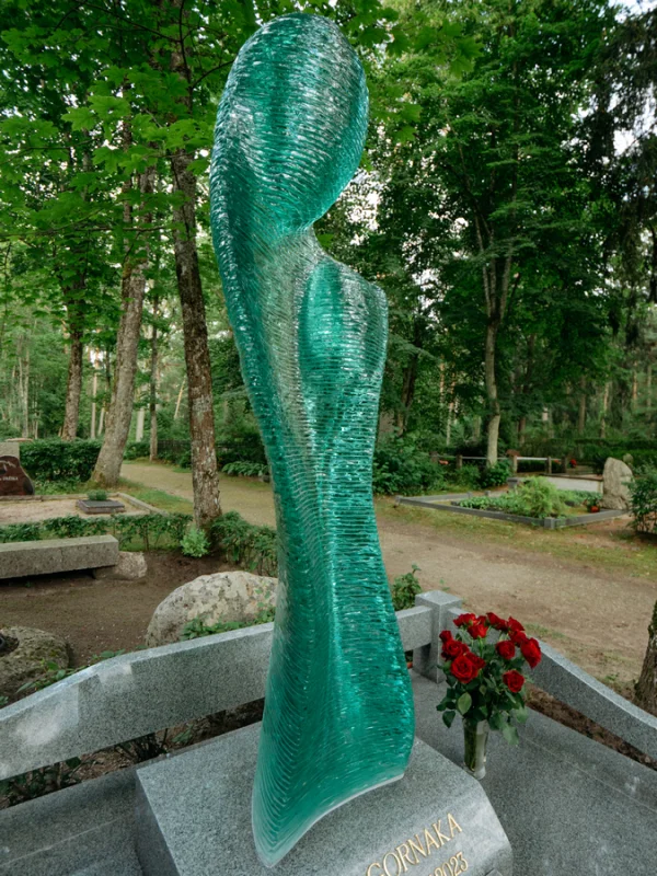Stikla skulptūra no Ernesta Vītiņa ar individuāli izstrādātu kapavietas labiekārtošanas projektu no SoulGarden Monuments, uzstādīta Jūrmalā, Lielupes kapsētā.