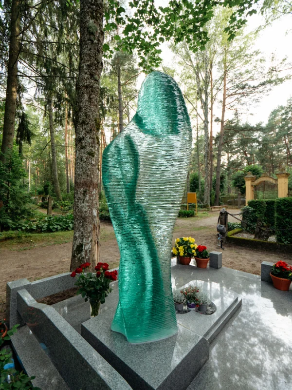 Ekskluzīvs kapavietas labiekārtošanas projekts ar mākslinieka Ernesta Vītiņa veidotu stikla skulptūru un individuāli izstrādātu lasbiekārtošanas projektu no SoulGarden Monuments Lielupes kapos, 2025,gadā.