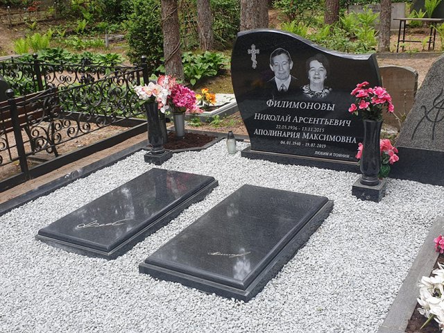 SoulGarden - Ģimenes kapavieta Lāčupes kapos Rīgā. Viss komplekss izgatavots no kvalitatīva karēlijas granīta pēc individuāla pasūtījuma.
