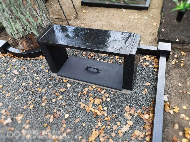 SoulGarden - Granīta kapu soliņš no melnā Zviedrijas granīta ar iebetonētu kasti instrumentu glabāšanai.