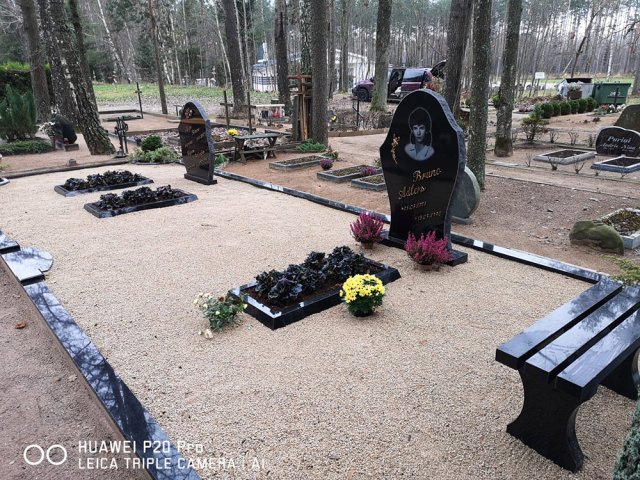 SoulGarden - Ģimenes kapavietas aprīkojuma komplekts no melnā Zviedrijas granīta - kapu pieminekļi ar portretu, bronzas burtiem un aksesuāriem, kapu apmales un ārējā apmale perimetram, kapu s