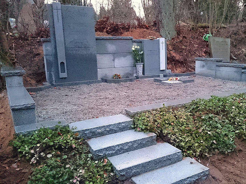 Ģmenes kapavieta un pieminekļu ansamblis no pelēkā zviedrijas granīta  uzstādīts 1.Meža kapos Rīgā