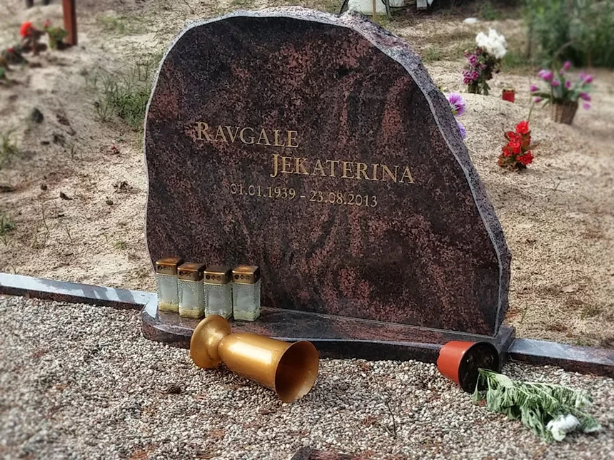 Kalts piemineklis no Zviedrijas granīta AURORA