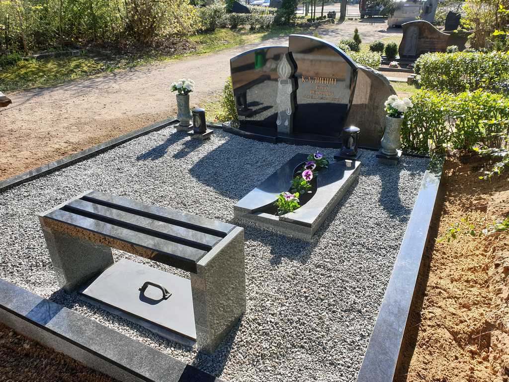 Ģimenes apbedījumu vieta labiekārtota ar augstvērtīgu zviedrijas granītu, akmens un ekskluzīviem bronzas dekoriem, komplekss uzstādīts I Meza kapos Rīgā 2021.gadā