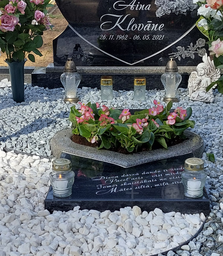 Надгробие выполнено из двух цветов гранитных монолитных плит