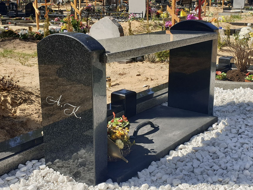 Akmens kapu soliņš no divu krāsu granīta ar iestrādātu kasti