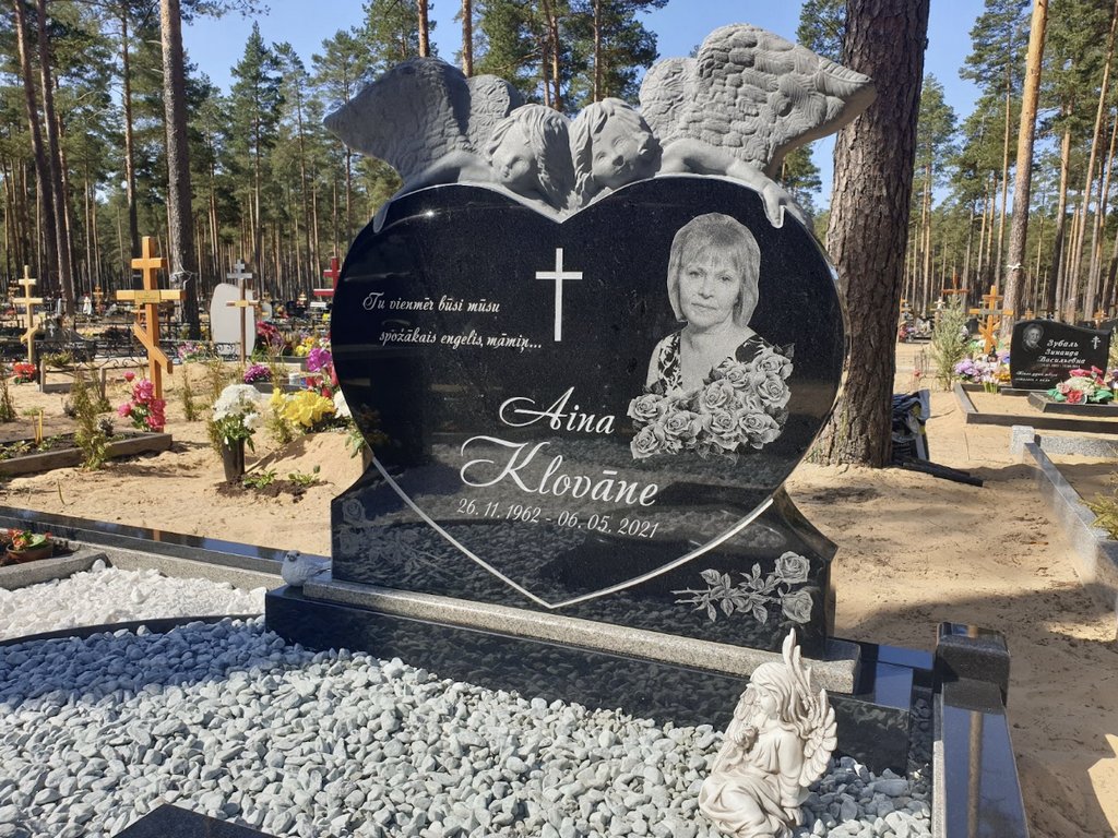 Памятник из черного шведского гранита Moheda в форме сердца с вырезанными ангелами в верхней части