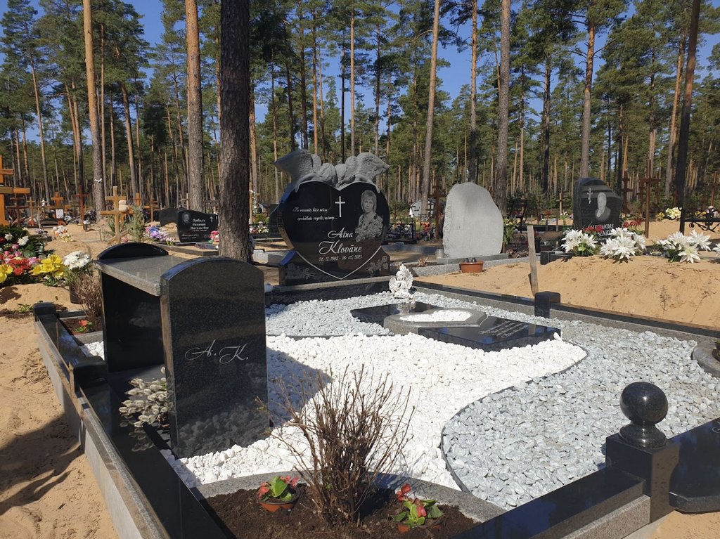 Мемориальный комплекс выполнен двух-цветного шведского гранита на Яунциемском кладбище в Риге.