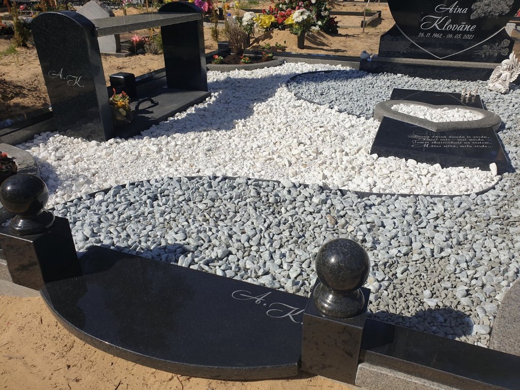 Благоустройство место захоронения – на площадке захоронения уложены двухцветные мраморные камешки