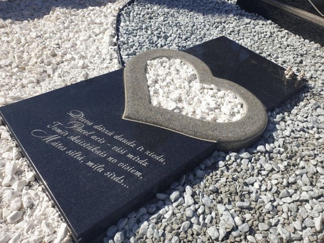 Памятник-ансамбль «Сердце Матери» - Надгробная плита в виде сердца из монолитного гранита