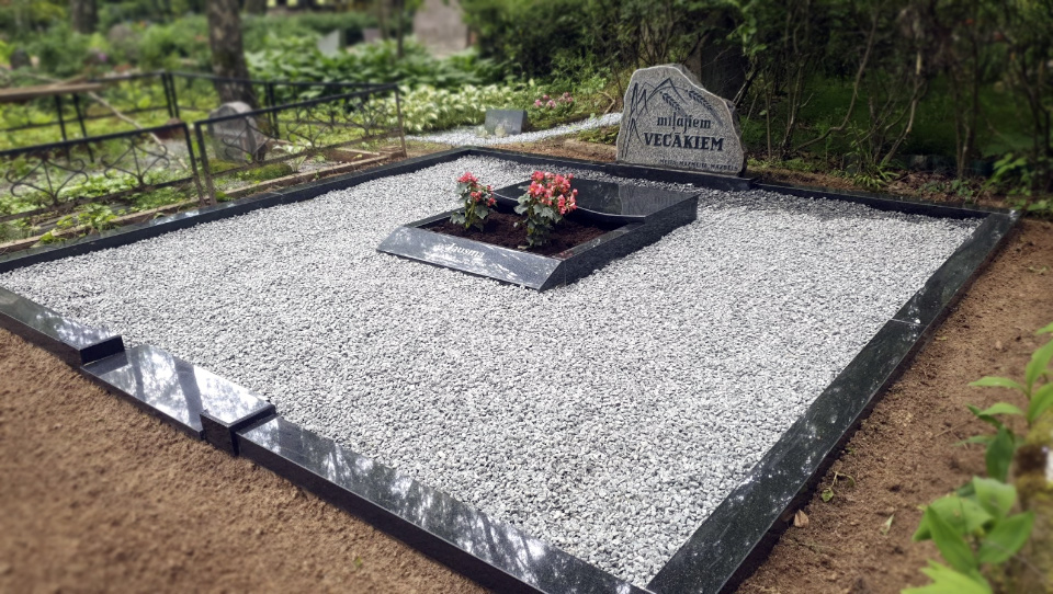 Ģimenes kapavietas kapitālā rekonstrukcija Bērzu kapos Jelgavā kapu plāksne ar uzrakstu un jauna kapu pieminekļa pamatne