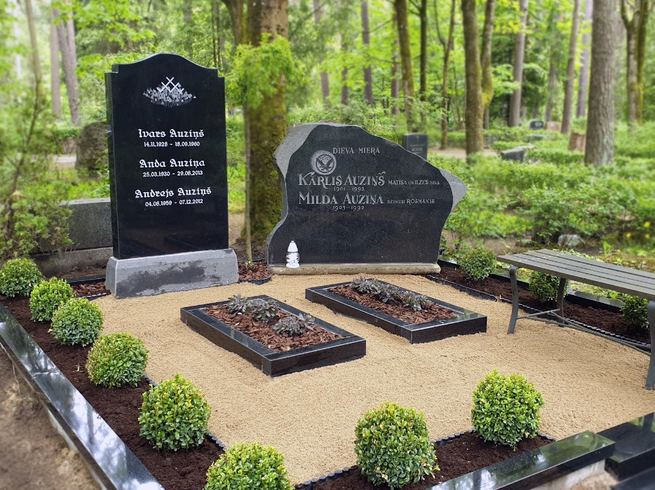 Granīta kapu piemineklis un kapu apmales kapu kopiņām un perimetram, nomainīts smilšu segums, satādīti augi, veikta vecā kapu pieminekļa restaurācija