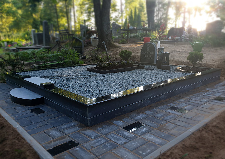 Реконструкция места захоронения - перестройка с несложным в уходе традиционным надгробием из полированного черного гранита и бордюром по периметру.