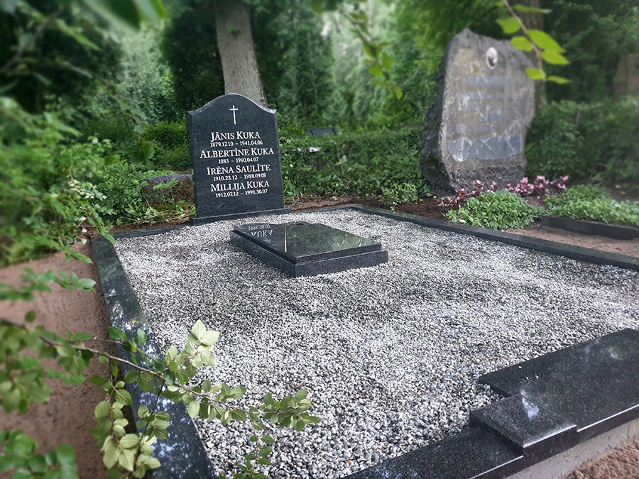 Klasiskas formas pūlēta granīta kapu piemineklis