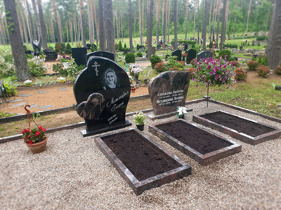 Место захоронения после изготовления и установки планируемого памятника на кладбище Катлакалнс в июне 2022 года