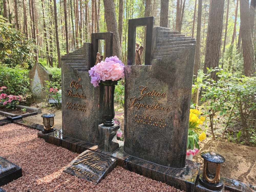 Divdaļīgs kapu pieminekļu ansamblis ar bronzas enģeļiem un vāzi